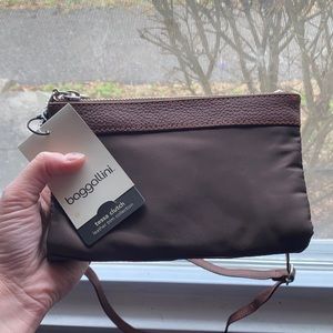 Baggallini. Tessa Clutch, Leather Trim Collection. Brown bag with Strap.